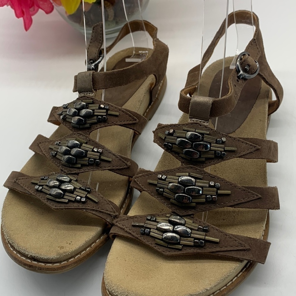 Earthies Leather coffee colored metal embellished sandals Sz 7. MCS0730F